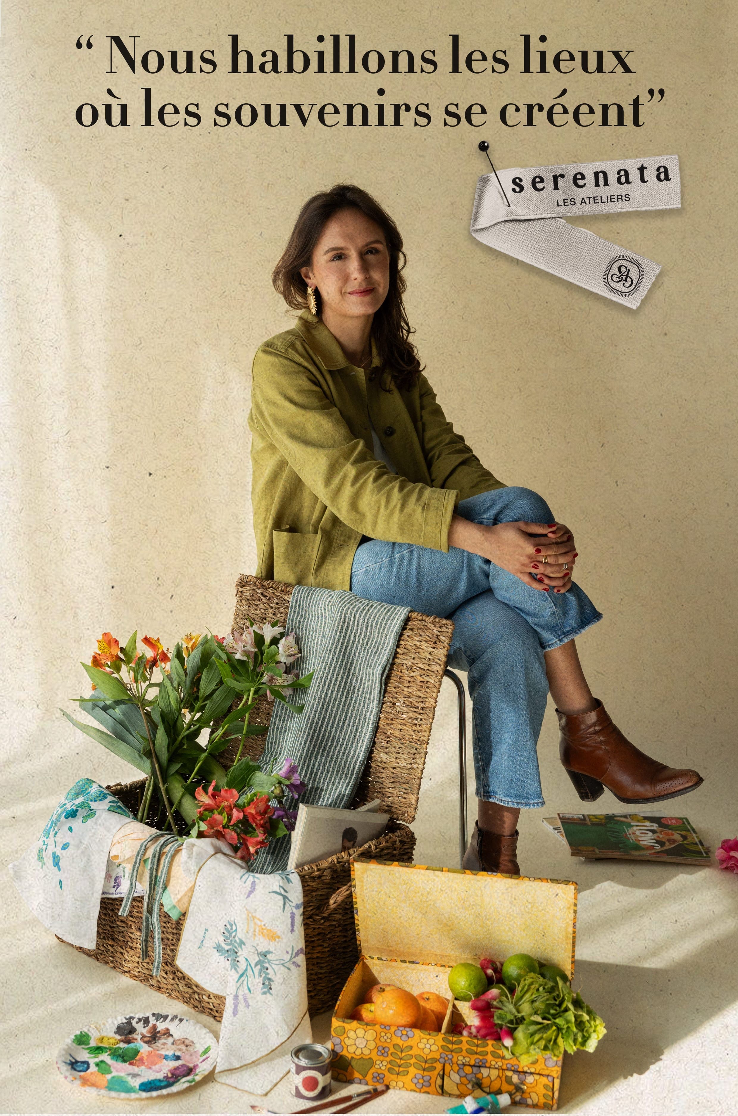 « Nous habillons les lieux où les souvenirs se créent » — une femme assise parmi des fleurs, un panier de pique-nique et des linges brodés Serenata